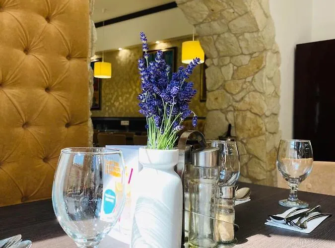 Toldi Fogado Hotel